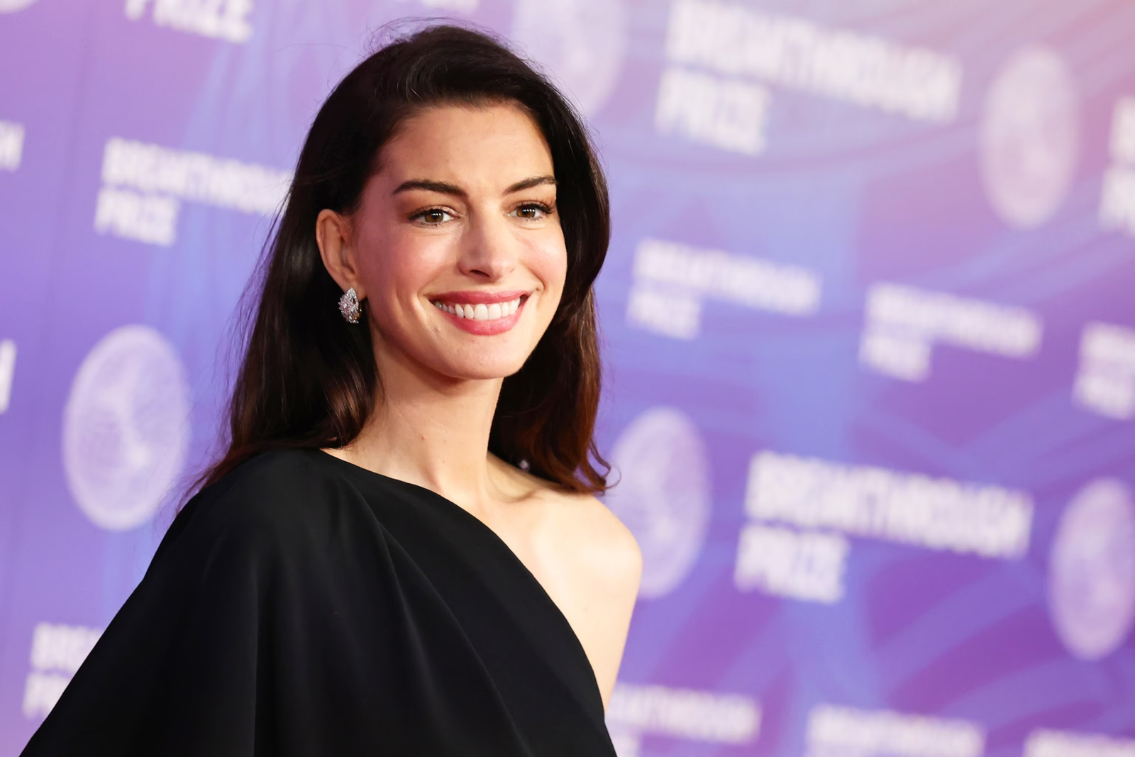Anne Hathaway Reveals Secret Decade-Long Vision Struggle